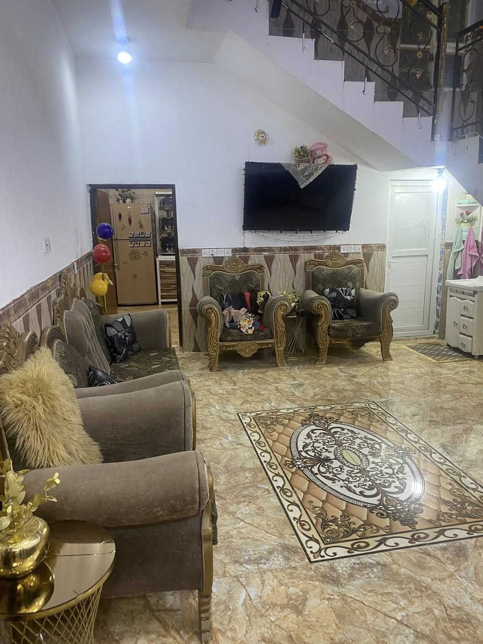 مشتمل مساحة ١٠٠متر للبيع بناء حديث طابو صرف العنوان منطقة الكاطون الرازي شارع المدارس مقابل مدرسة الشام يتكون من كراج سيارة وصحيات واستقبال وصاله ومطبخ وغرفتين نوم وصحيات طابق ثاني ومخزن مجاري خفيف وثقيل خارجيه وماء إسالة جيد 
مع الأثاث لتواصل واتساب ***********
