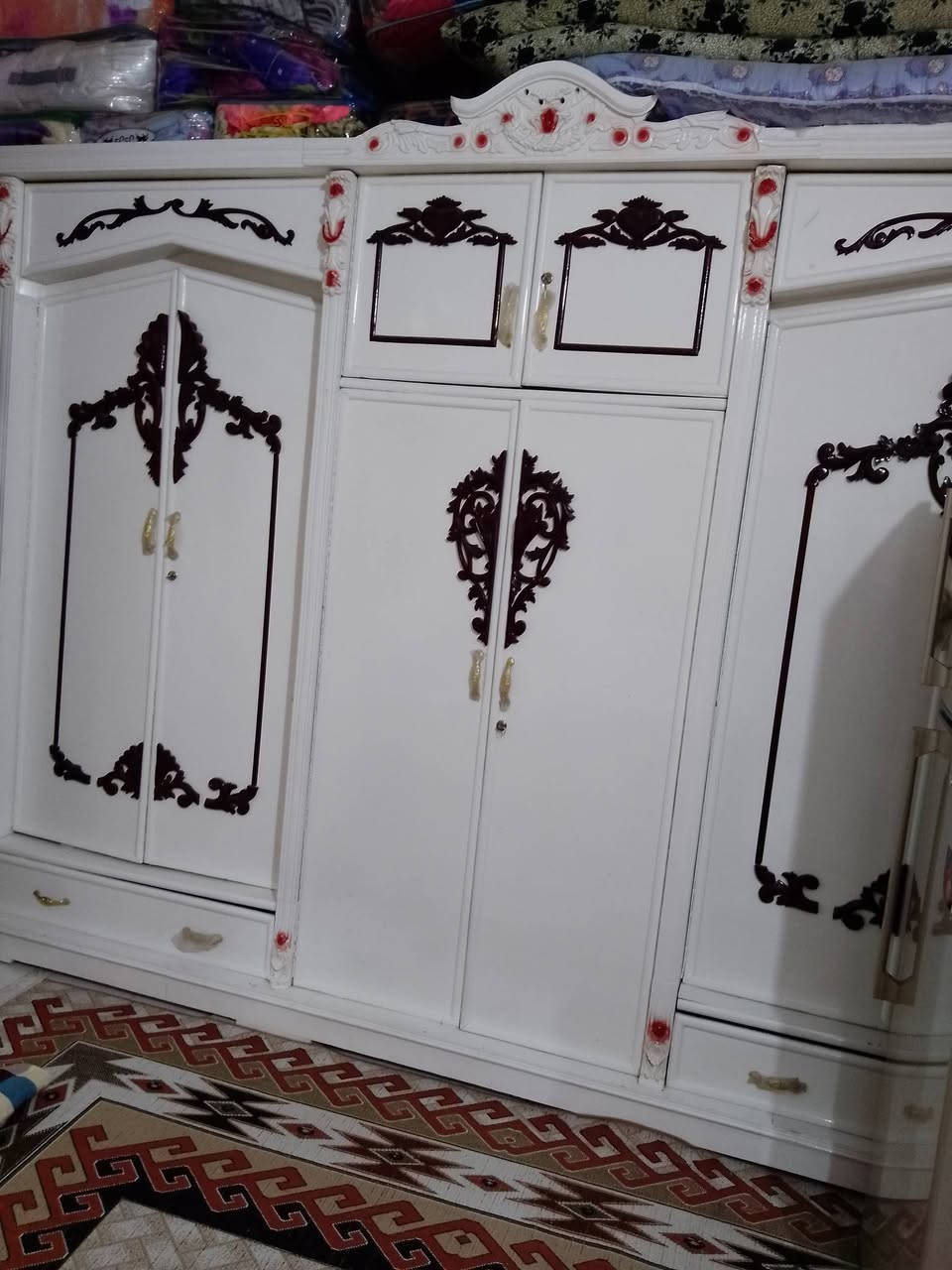 سلام عليكم غرفه نوم عراقيه تصميم تركي للبيع فقط استعمال قليل كلش وهاي كدامكم وبعد احله من صور وشراي يدلل رقم *********** واتساب او لخاص مفتوح
