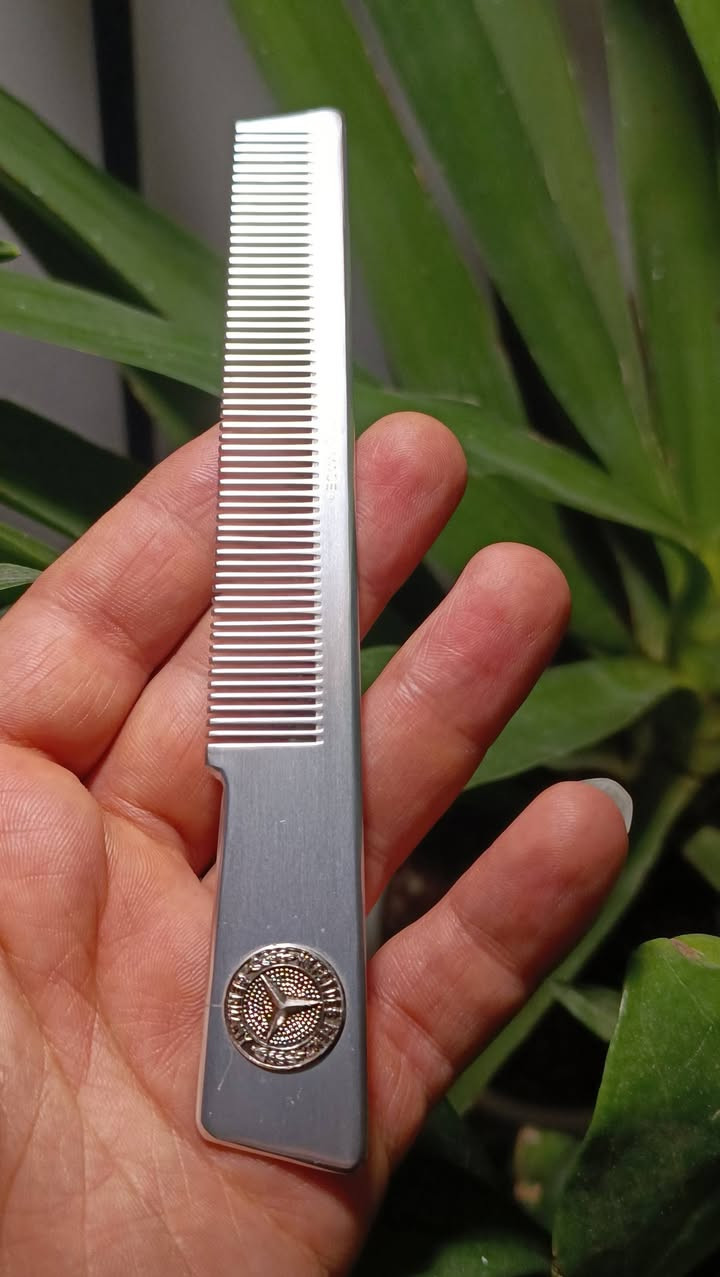للبيع | قطعة نادرة لهواة مرسيدس الكلاسيكية***********
مشط Gillette Hand Made الأصلي بشعار Mercedes-Benz مع الجراب الأصلي.
قطعة مميزة لهواة جمع تذكارات مرسيدس، مصنوعة بجودة عالية من المعدن، وتحمل شعار Mercedes-Benz المثبت مع جرابها الأصلي. ليست مشطًا عاديًا، بل قطعة تذكارية قديمة مناسبة للعرض والاقتناء.
المواصفات:
✅ Gillette Hand Made.
✅ شعار Mercedes-Benz المعدني.
✅ الجراب الأصلي موجود.
✅ حالة جيدة جدًا كما موضح بالصور.
✅ مناسبة لهواة جمع مقتنيات مرسيدس والتحف.
