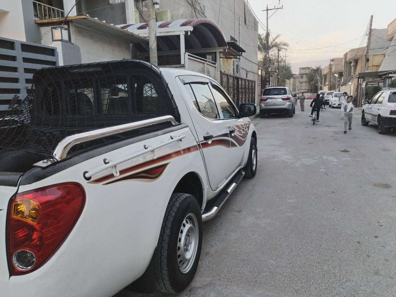 السلام عليكم اخوان L200 للبيع او مراوس السيارة كلش جديدة شكد متتخيل وكلشي بلادي و ع شركة ماشيه ١٤٠ الف حتى جامتها الاماميه البلاديه ومابيها ولا زلخ الجامه دواخلها بلكارتون ترايها مال هسه طالعه من الشركة رقمها مميز تره تحب تستفسر بعد هذا رقمي ***********
