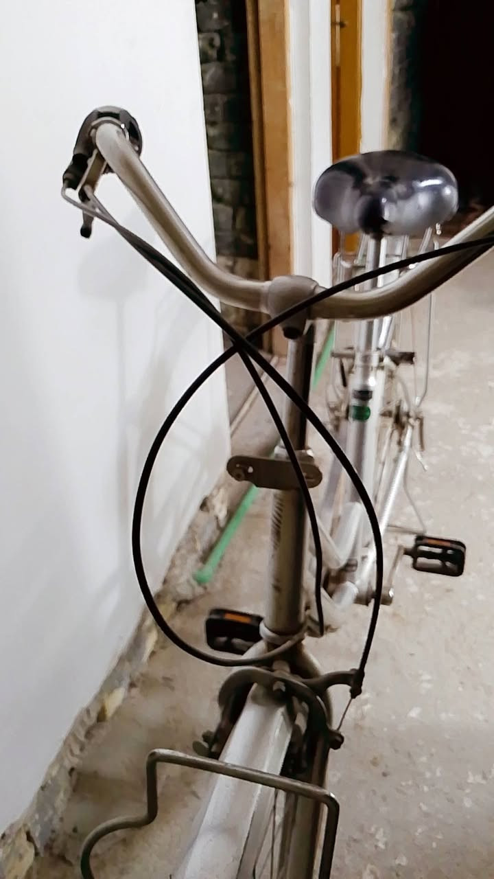 البايسكل نضيف وجديد وتاير مال خلفي وامامي نضيفات نوعيه لتاير اصلي ومختم هوه مبين من لعلامه يعني ما تلكه بايسكل جديد وهيج بنضافته لشراي يتصل البكان الشعب *********** متواجد واتساب سعره 75 الف ونضيف
