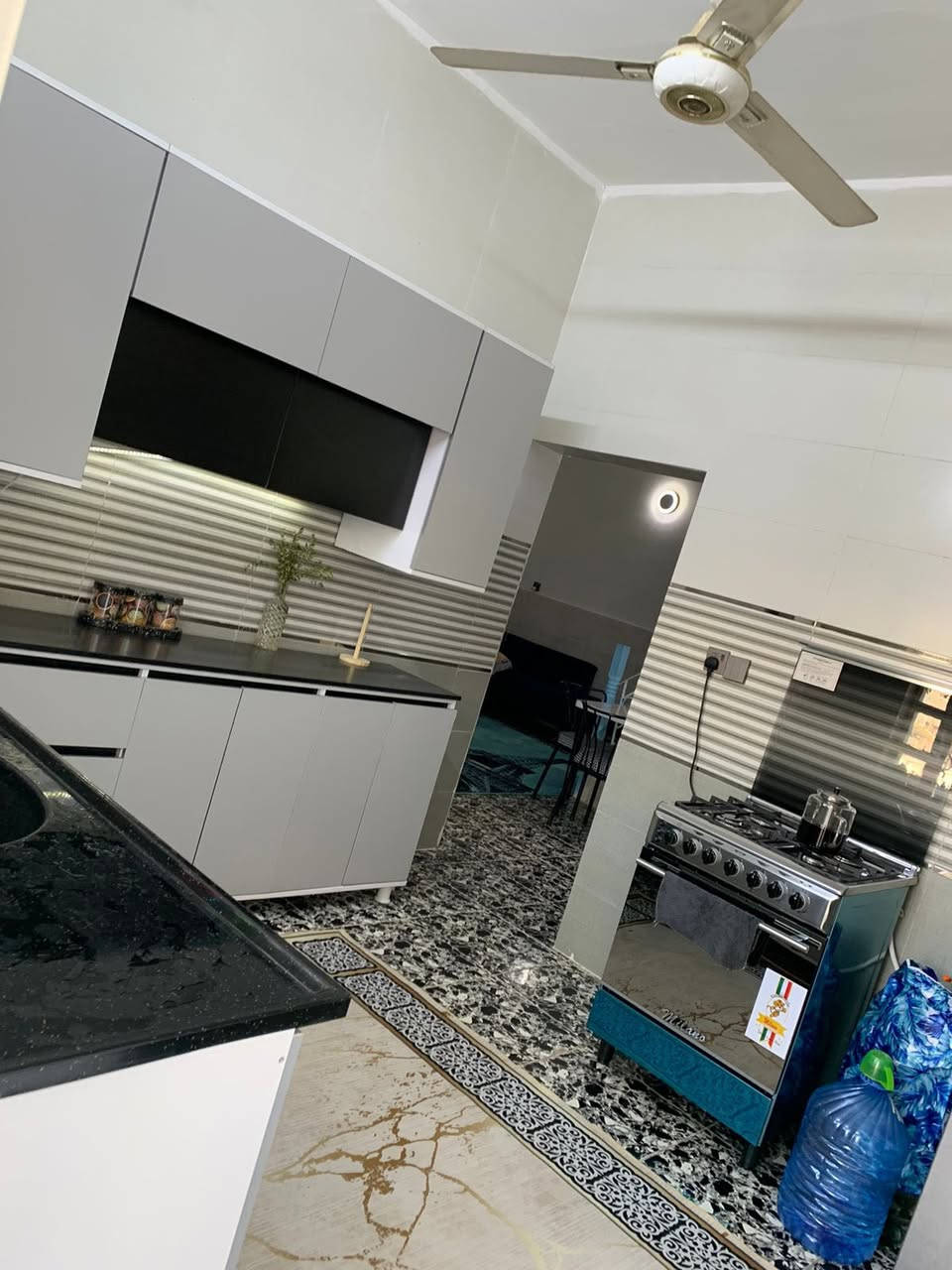 السلام عليكم دار سكن تجاري شارع عرضة ٣٠متر عنوان ابو غريب الشهداء من جهة السريع مساحة ١٥٠ متر البيت جاهز للسكن وحالياً فارغ تريد استثمار تريد سكن 
 للاستفسار *********** بي واتساب
