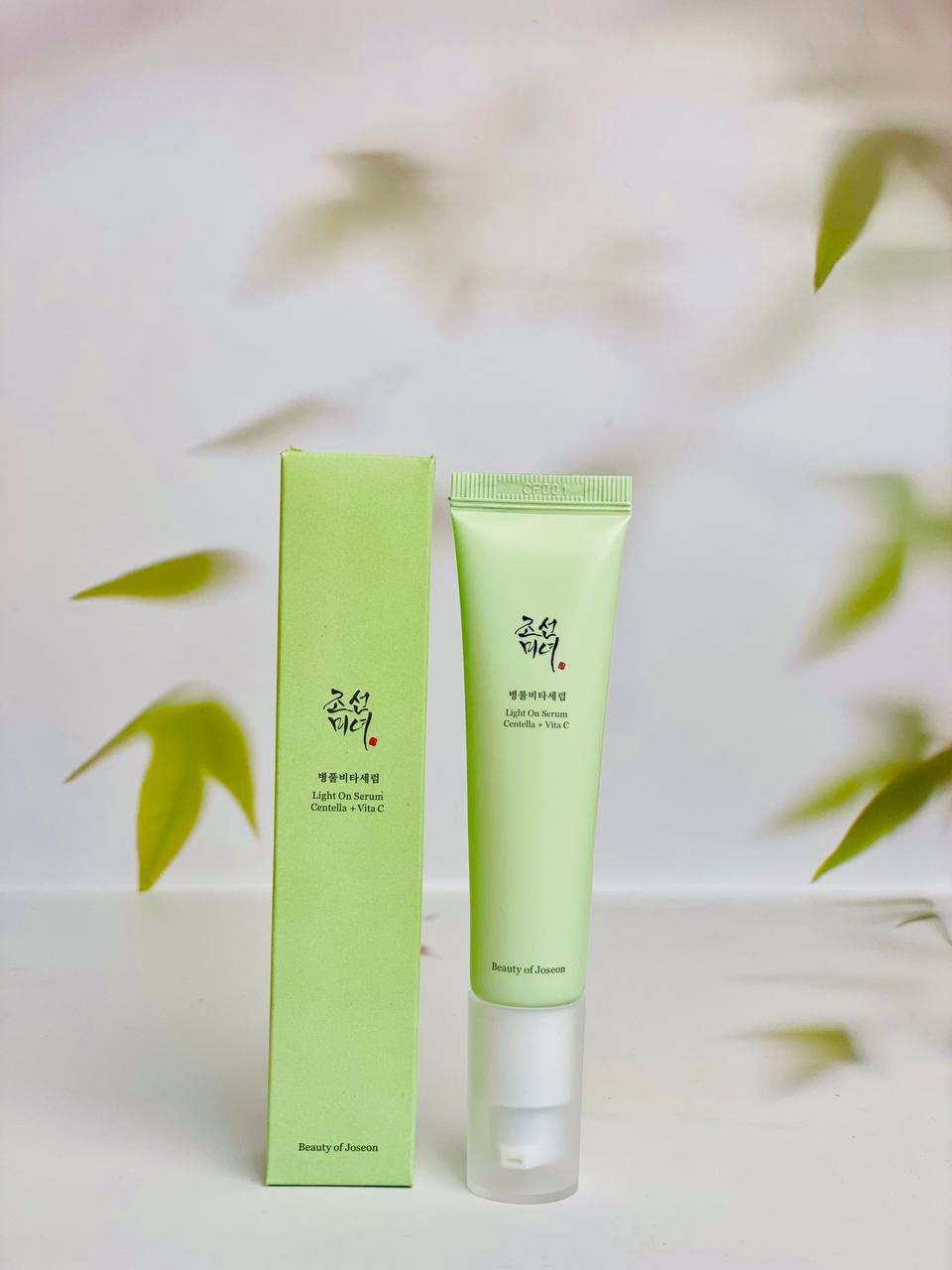 ✨سيروم لايت أون (Light On Serum) من العلامة التجارية الكورية بيوتي أوف جوسون (Beauty of Joseon). يتميز هذا السيروم بتركيبة تجمع بين فيتامين C والسنتيلا (Centella Asiatica)

✅الفوائد الرئيسية :-
تفتيح البشرة: يحتوي على مشتق فيتامين C المستقر (3-O-Ethyl Ascorbic Acid) بنسبة 10%، والذي يعمل على تفتيح البقع الداكنة وتوحيد لون البشرة وتقليل التصبغات.
تهدئة وترطيب: يحتوي على مستخلص السنتيلا بنسبة 68%، مما يساعد في تهدئة البشرة المتهيجة وحمايتها من العوامل الخارجية مع الحفاظ على رطوبتها.
قوام خفيف: يتميز بتركيبة غير لزجة وغير دهنية تمتصها البشرة بسرعة، مما يجعلها مناسبة للاستخدام اليومي.
تصميم مبتكر: يأتي في عبوة مزودة بمضخة تمنع دخول الهواء والضوء، مما يحافظ على استقرار وفعالية فيتامين C لفترة أطول..
نوع البشرة: مناسب لمختلف أنواع البشرة، خاصة تلك التي تعاني من البهتان أو التصبغات. 
#الاصلي المنشأ كوريا 🇰🇷💯
 
🚘يوجد خدمة توصيل لجميع محافظات العراق 4 الاف 🚘


**إذا كنت صاحب هذا الإعلان وتريد حذفه لأي سبب، رجاءا أرسل رسالة إلى الدعم الفني**