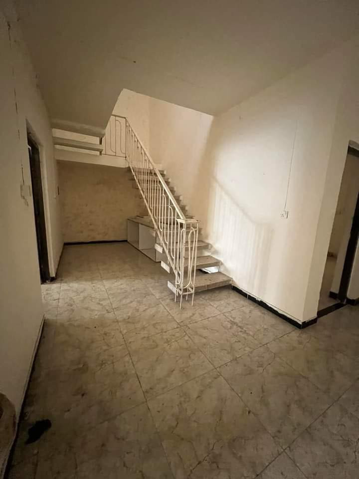 #للايجار_في_السيدية
دار سكني المساحة 160 متر بالتجاري

يحتوي مدخلين غرفتين وحده جوه وفوك صالة مطبخ خدمات كراج حديقة 

#اجاره ٩٠٠ وبيه مجال

#للأستفسار 

***********
