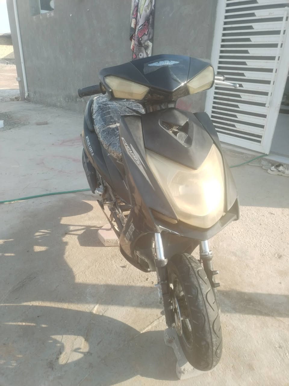 سلام عليكم 
دراجه سكنز للبيع شغاله سلف وهندر باتري جديد كهربائيات كلها شغاله مكينه خير من الله بيها دبل رياضي كرزي وشوته رياضيه سعر 250 وبيها مجال مكاني كوت حي الجهاد السفحه رقم ***********
