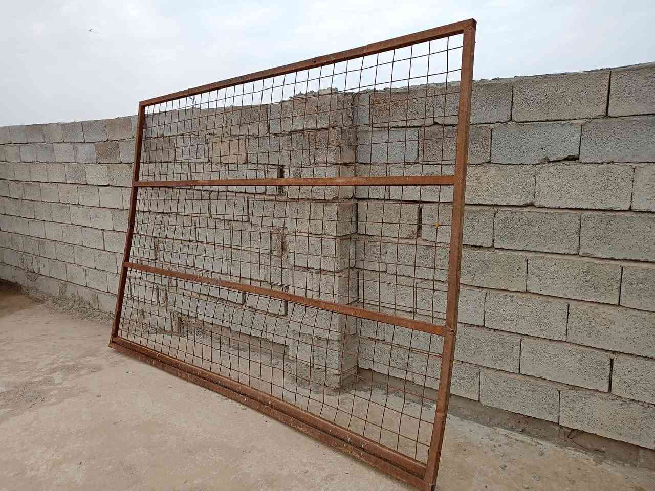 السلام عليكم سقيفه وحده قياس 3/3  مع صفاحيه سيم قياس 3/2  مع جينكوات طول 5 متر للبيع نضافه فول وخانه ام 3 مال طيور للاستفسار خاص او اتصل  ***********
