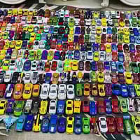 سيارات حديد ١:٦٤ • حاملة بلاستك ٣٠ • بوكس بلاستك ٢٢