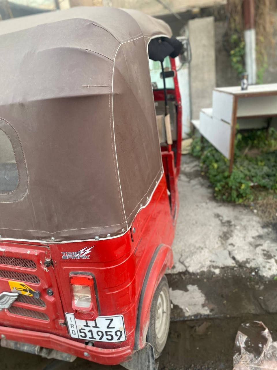 السلام عليكم عندي اثنين تكاتك للبيع وحدة 19او 18 مرقمه الصفرة 19اوراق عارضه اربعه ونص والحمرة خمسه ونص رقم انكليزي الحمرة كل نقص مابيها كبل لشارع والصفرة بيها ظربه مثل ماامو ضح بلصورة بلتكمه الظربه شغله هم مابيها شي مكاني حي العامل للتواصل ع الرقم  *********** اتصل او بيك خير وادلل اجي وشوف بعيونك
