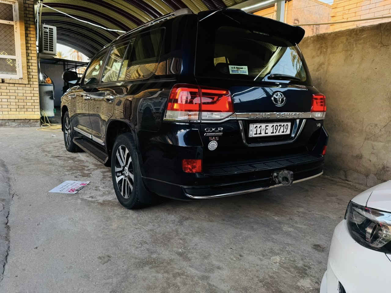 السلام عليكم
  تيوتا لاندكروز للبيع 2019 
ماشية 120 حقيقي
SAS محرك V8 4.7
لون نيلي
داخل جلد
فور ويل
شاحن لاسلكي
مري شفط + مري قلاب
كشنات كهرباء
حساس امامي خلفي
ثلاجة 
كروس سرعة 
كامرة دوارة 
ترحيب
جنطة كهرباء
تشغيل عن بعد
DVD دبل
وبعد بيه مواصفات
بيه فقط تكحيل بسيط يم الباب كفاله عامة ع سونار
رقم مميز 
مكانه كربلاء 
السعر 529 وبيه مجال 
***********
