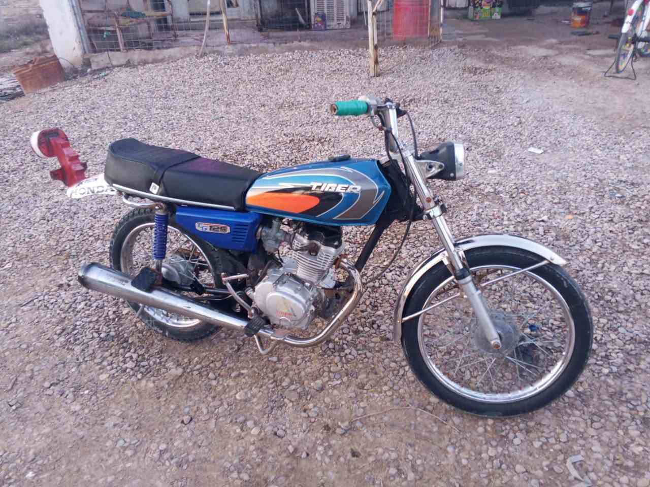 السلام عليكم 
دراجة للبيع 21 أوراق اصولي وليس سكنر نضيفه كلش احله من بالصوره مكاني الشوملي الاتصال على الرقم التالي ***********او هاذه الرقم ***********او مراسلة الصفحه السعر 525وبيه مجال
