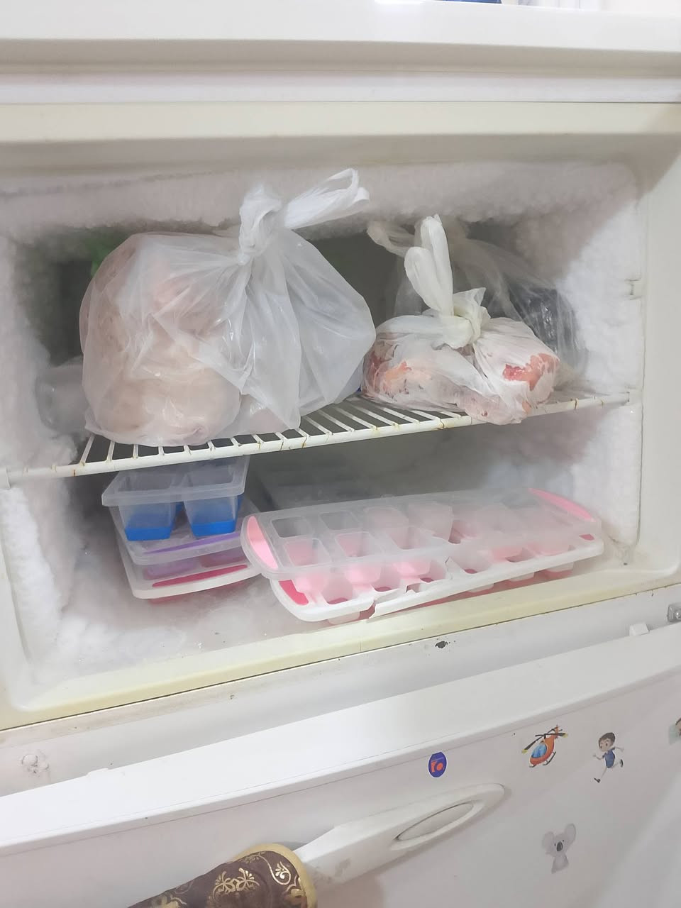 ثلاجه للبيع ب175بيها مجال ومجمده 125مكان الدورة ***********واتس
