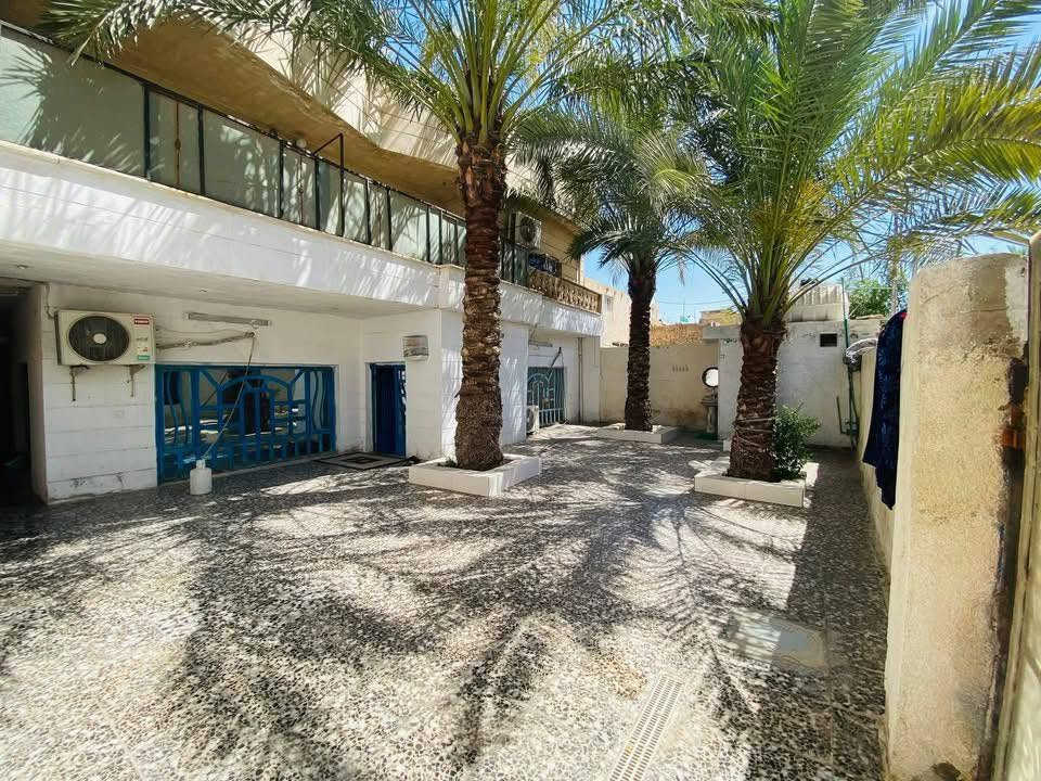 السلام عليكم
دار للبيع🏠 

المساحة3️⃣0️⃣0️⃣ 

الواجهة 1️⃣5️⃣

النزال 2️⃣0️⃣

الموقع📍 بغداد /حي النصر /شارع انشائية حمزة المياحي  الفرع العاشر1️⃣0️⃣ 

جنس الأرض /طابو صرف سند بأسمي ✅

يحتوي البيت على 5️⃣غرف نوم ✅

+على استقبال وصالة ومطبخ ✅

وصحيات داخلية وخارجية ✅

وكذلك صحيات في الطابق الثاني ✅ 

و4 غرف نوم في الطابق الثاني ✅

البيت مرتفع عن الشارع ✅

ويحتوي على خطوط ماء عدد2 ✅ 

وكذلك على سبالت على عدد الغرف 

والمطبخ ايضاً ✅

يباع البيت مع الأثاث او بدونه 

للاستفسار  الاتصال على الرقم

‏***********
