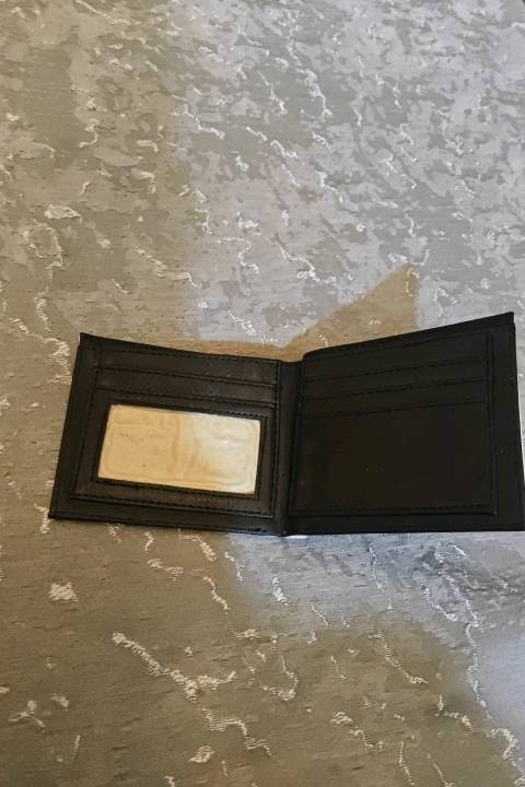 محفظه فلوس تكون جبيره وتكفي ونظيفه جدا 
بصره معقل شارع التربيه 