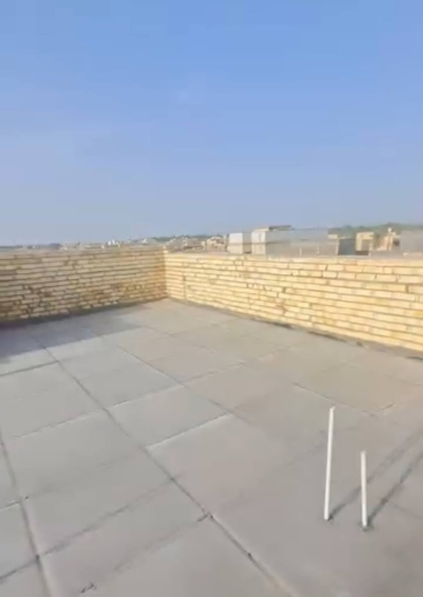 بيت زراعي طابقين وطابق ثالث مخزن  سوك الشيوخ منطقة خنيطله له طرق 2 هذا البيت 

طريق الأول من جه كراج الموحد 

طريق ثاني على ام عواد جوايه على شط شارع الحمداني

 منطقة سكنيه كهرباء وماء امامك باصوره واضحه ومجاري 
شارع 11م 

البناء طابوك السقف كونكريت درجة اولى 

يتكون من.. غرفة 6 وهول ومطبخ حار وبارد وديوانيه 
مساحه 200م 

تاسيس ماء ومجاري وكهرباء كامله نقص بس لبخ وارضيه 

السعر 133مليون بيه مجال قليل جداً 

نستقبل كافه العروض سوك الشيوخ وكرمه بني سعيد كافه زراعي وطابو صرف 

مراسله الصفحه او الاتصال على الرقم التالي ***********
***********
