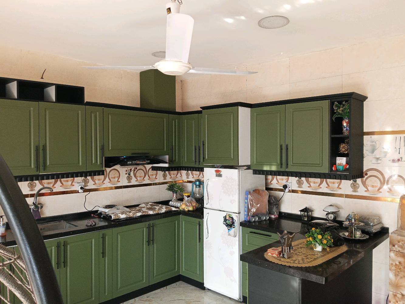 السلام عليكم دار للبيع طابو صرف مساحه 211 يحتوي على استقبال وصاله واربع غرف نوم وسويت 60 مترمعةالخدمات وكراج وثلاث حمامات بدايه شارع 70 الشارع الخدمي بين شارع 70 وشارع الجامع اول فرع على يمنا البيت سدد فرع  الاستفسار الاتصال ***********