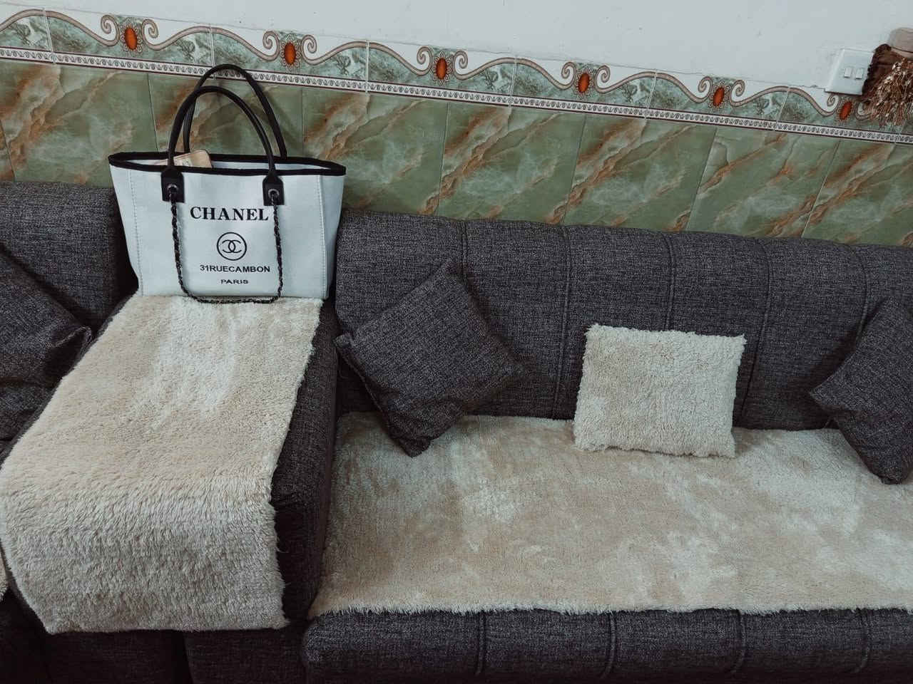 تخم عشرمقاعد مع طبله و٦كوشات استعمال قليل بيه ضرر جدا بسيط السعر ٣٢٥


**إذا كنت صاحب هذا الإعلان وتريد حذفه لأي سبب، رجاءا أرسل رسالة إلى الدعم الفني**