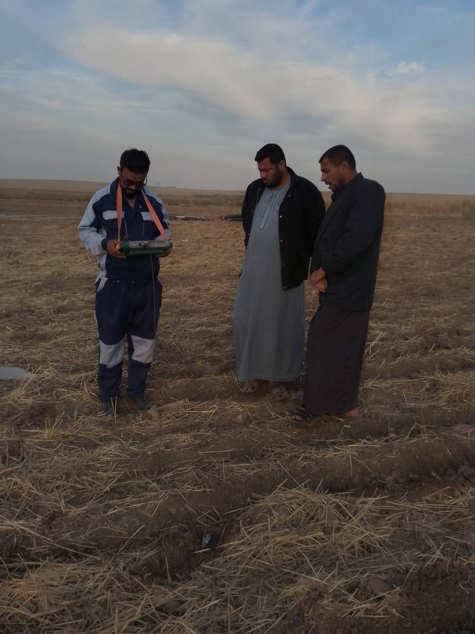 لقد كان لنا اليوم الجمعه المصادف 2026/1/16 كشف ميداني لمعرفة وتحديد  موقع المياة الجوفية في ناحية القيارة قريه نجمه التابعه لمحافظه نينوى 
حيث تم تحديد موقع الحفرة  ومعرفه طبقات الأرض 
وتحديد مجموعه عوامل 
منها 
نوع المياه من حيث الملوحه والكبريت 
وتحديد عمق وكميه المياة المتوفره 

العمل بإشراف الجيولوجي احمد عبد الرزاق الخفاجي 

للتواصل على الرقم التالي 
***********
