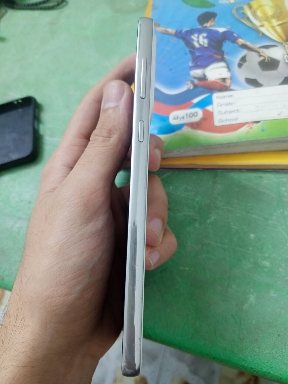 السلام عليكم شباب.. للبيع جهاز سامسونج Galaxy A73 5G (فقط الجهاز بدون ملحقات).ا
لجهاز غني عن التعريف بواحد من أفضل معالجات سامسونج للألعاب والتصفح (يشغل ببجي 60 فريم مستقرة).
المواصفات والنظافة:الذاكرة: 256 جيجابايت (النسخة الكبرى) مع رام 8 جيجا.
الشاشة: أصلية 100% بلد وبصمة الشاشة المدمجة شغالّة وسريعة جداً (تكدر تفحص وتتأكد بنفسك قبل الشراء).
الكاميرا: 108 ميجابكسل تصوير خرافي ونقي جداً.الحالة: الجهاز نظيف جداً وأخو الجديد، فقط الظهر بيه أثر حبر جاف خفيف وبسيط وموضح بالصور (غير مؤثر نهائياً وتقدر تنظفه أو تغطيه بكفر).السعر: 230,000 دينار عراقي (وبيه مجال بسيط  للشراي ).
المكان: [: بغداد. مدينة الصدر


**إذا كنت صاحب هذا الإعلان وتريد حذفه لأي سبب، رجاءا أرسل رسالة إلى الدعم الفني**