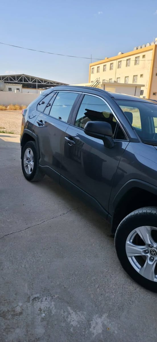 toyota rav4 2023 le بەنزین
کلین تایتل بەبێ سبوغ
یەک دەرگای پشتەوەی لای سایەق کەمێکی تەعدیلە بەبێ سبوغ بەبێ ناو گرتن
لەگەڵ یەک ملاحەزەی شوخت 
تەنها 36000 مایل ڕۆیشتیە
بەبێ ئێرباگ و بەبێ داخلی
سەیارەکە مالی دۆستە زۆر پاک و خاوێنە لەسەر دەقی خۆیەتی
دەبڵ ئەکسڵە
وەکالە و بەناو کردن و غەرامە بەشەرت
شوێن ناحیەی ڕوڤیا لە ئاکرێ
*********** اكر, نينوى
