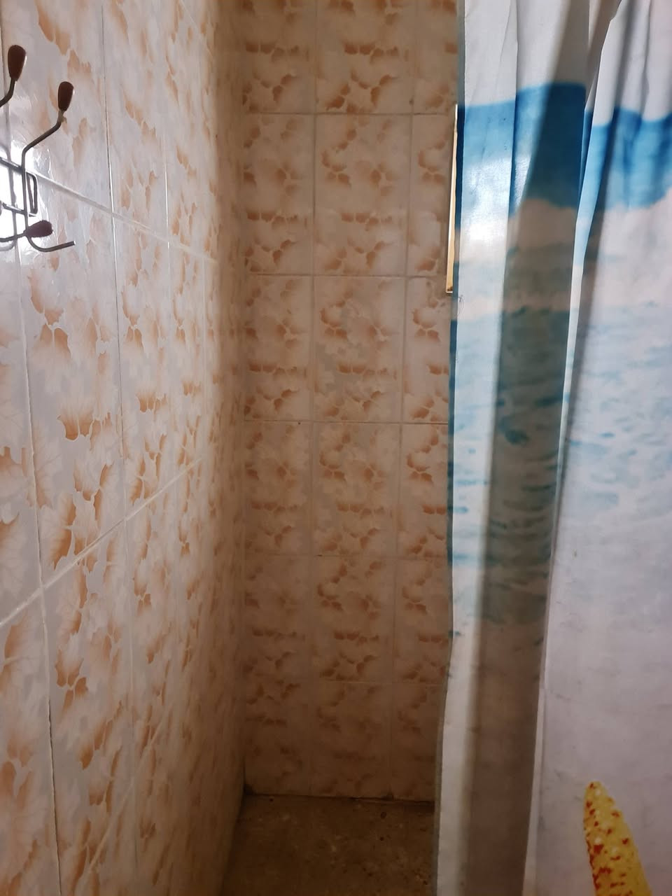 دار سكني للايجار طابو صرف مساحة ٢٠٠م خلف مجمع الزمردة مباشرة طابقين يحتوي على ٣نوم واستقبال وهول وكراج علما الدار بناء قديم يصلح للسكن للمعلومات الاتصال ***********او ***********
