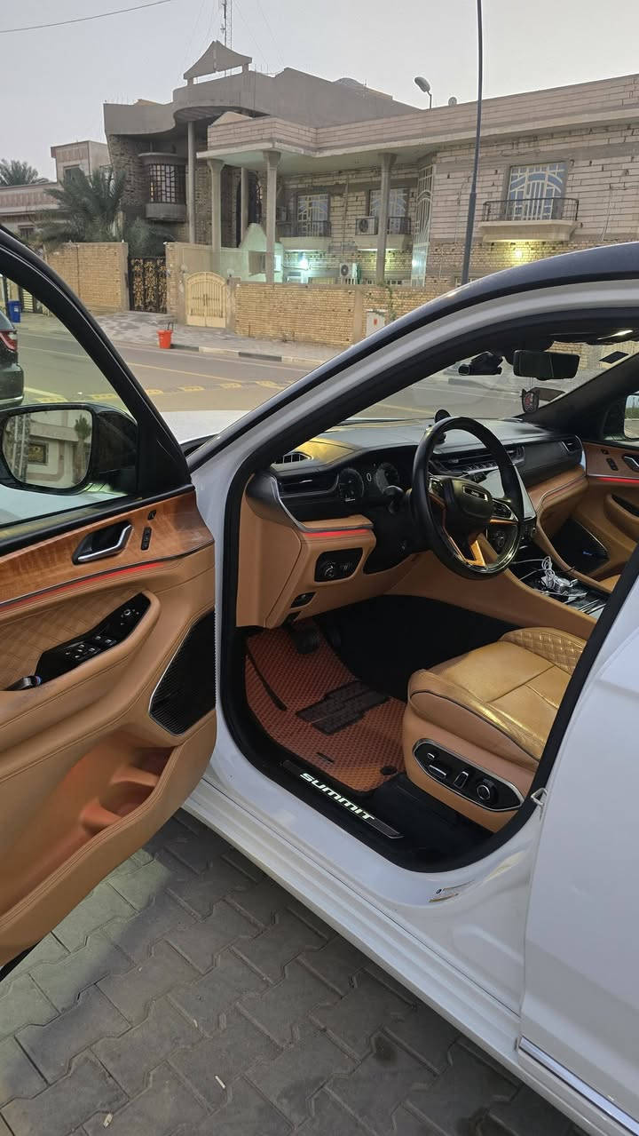 🚘 للبيع: جيب جراند شيروكي Summit L موديل 2021 (أعلى فئة – فل أوبشن) 🚘
📍 المكان: البصرة
🌍 الوارد: خليجي
🆔 الفئة: Summit L
👥 عدد المقاعد: 7 ركاب (ثلاث صفوف)

🔧 المواصفات الفنية
1-محرك V6 سعة 3.6 لتر
2-ناقل حركة أوتوماتيك 8 سرعات
3-دفع رباعي 4×4
4-نظام تعليق هوائي متطور 6 مستويات ارتفاع وانخفاض
نظام Easy Entry
👉 السيارة تنزل أوتوماتيك عند الصعود وترتفع عند التشغيل
سحب قوي ومناسب للسفر والطرق الطويلة

🚦 أنظمة القيادة والذكاء
✔ قيادة شبه ذاتية
✔ تثبيت سرعة ذكي (Adaptive Cruise Control)
✔ تحديد المسار
✔ تحذير الخروج عن المسار + تصحيح تلقائي
✔ أنظمة قيادة متعددة (طرق عادية – مطر – رمل – طرق وعرة)

🛡️ السلامة والمساعدة
✔ كاميرات 360 درجة
✔ حساسات أمامية + خلفية + جانبية
✔ مراقبة النقطة العمياء
✔ فرامل تلقائية للطوارئ
✔ مساعد الركن الأوتوماتيكي

🛋️ الداخلية والفخامة
✨ لون الداخل جملي + أسود
✨ جميع الكراسي كهرباء
✨ تدفئة وتبريد للمقاعد الأمامية والخلفية
✨ مساج للمقاعد الأمامية
✨ تدفئة المقود
✨ إنارة محيطية داخلية متعددة الألوان
✨ مراية وسطية كاميرا رقمية
✨ مرايا جانبية ووسطية تعتيم أوتوماتيك

📱 التقنيات
🔑 دخول ذكي
🚀 تشغيل عن بعد
🖐️ بصمات أبواب (5 بصمات)
📺 شاشة وسطية كبيرة Uconnect
📡 نظام ملاحة
🎵 نظام صوت فاخر McIntosh
📱 Apple CarPlay & Android Auto
📶 Wi-Fi / Bluetooth / USB

🎨 الخارجية
🤍 لون السيارة: أبيض
🖤 السقف: أسود (لونين)
🔆 إضاءة LED كاملة
🛞 جنوط فخمة قياس 21

📊 الحالة
✅ السيارة نظيفة جداً وقريبة من الجديدة
✅ استعمال شخصي
🧾 المسافة المقطوعة: 88,000 كم
💰 السعر: (يُذكر عند الاتصال)
📞 للتواصل: (رقم الهاتف 7740600662 / واتساب ***********)
📌 ملاحظة:
سيارة فخمة، عائلية، مريحة للسفر، وأعلى مواصفات متوفرة لفئة Summit L 2021، جاهزة للاستخدام بدون أي مصروف.
