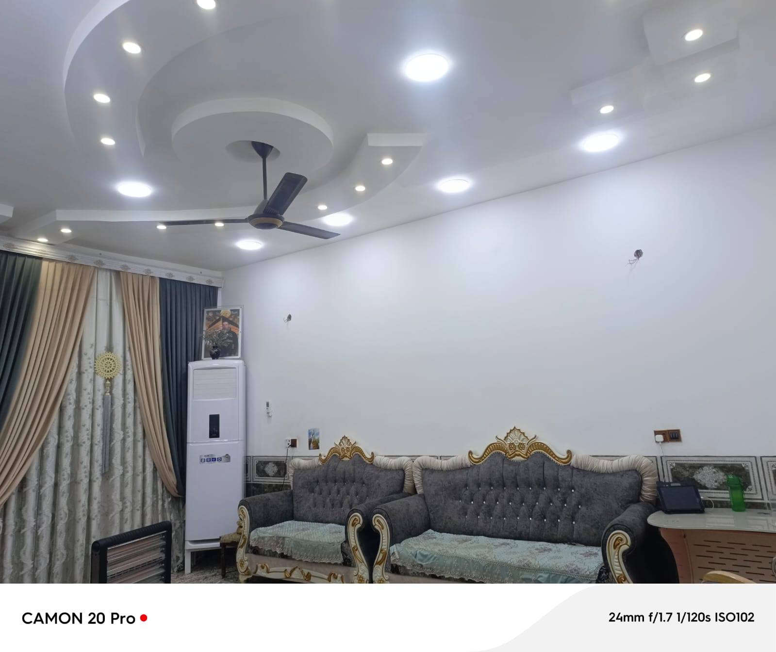 دار سكن المساحه 200 متر ركن في حي الحكيم شارع ابو كيان الدلال يتكون من غرف نوم عدد 2 صله مطبخ استقبال صحيات بناء طابوك كهرباء ثريفيز ماء ثلاث خطوط للاستفسار والسعر خاص او الاتصال *********** 📞 واتساب
