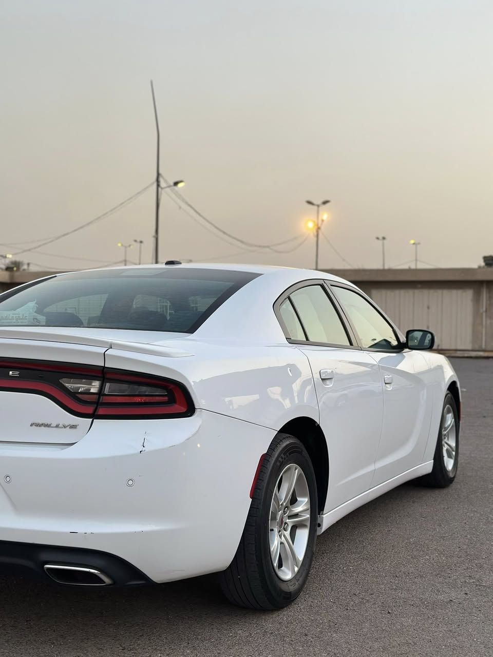 السلام عليكم دوج جارجر2017رقم اربيل كلين كفاله من الفتح والتبديل والصبغ والسونار موجود بالمنشورماشية 75mi فتحه وشفتات وكشن حضن وباقي المواصفات المعروفه السياره جاهزه مابيه اي نقص من حداديه تخم تاير كير مكينه اكسن مكفول 
العنوان بغداد الشعلة
  ‭0770 348 6335‬
