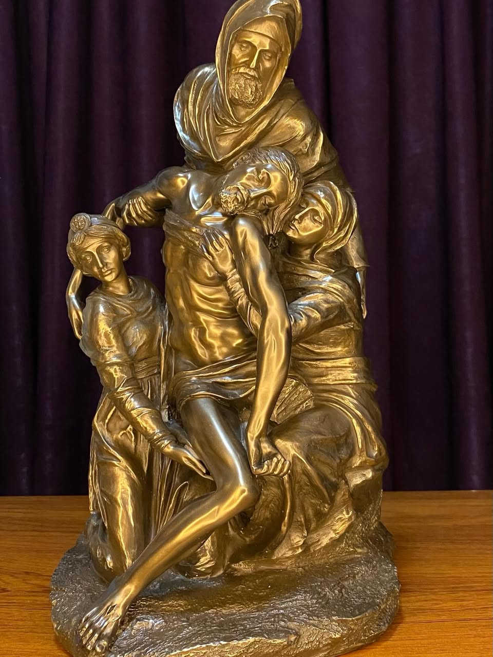 هذا تمثال برونزي يُصوّر "بييتا فلورنسا" (Florentine Pietà)، وهو عمل فني أصلي من الرخام أنجزه مايكل أنجلو. 
يُصوّر العمل العذراء مريم وهي تحمل جسد المسيح المتوفى بعد إنزاله من الصليب. 
التمثال الأصلي نحته مايكل أنجلو بين عامي 1547 و 1555، وكان مخصصًا في الأصل لقبره الخاص. 
يُعتقد أن مايكل أنجلو قد صوّر نفسه في شخصية نيقوديموس (الشخصية الكبيرة التي تقف خلف المسيح). 
النسخة الأصلية معروضة حاليًا في متحف ديل أوبرا ديل دومو في فلورنسا. #اربيل_العراق_كوردستان #دهوك_زاخو_سليماني_ئاكري_ئامیدی_هولیر #اكسبلور #ترند #عينكاوه


**إذا كنت صاحب هذا الإعلان وتريد حذفه لأي سبب، رجاءا أرسل رسالة إلى الدعم الفني**