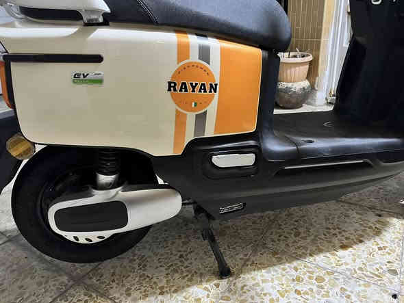 السلام عليكم 
دراجة شحن شركة الريان Tail G دراجة صارلها ٤ اشهر عندي ٦ بطاريات ملف ١٢٠٠ نظيفة ١٠٠٪؜  شاحنتها وياها تجي وياها بالاصل ٣ سرعات تمشي ٥٥ كيلو بالسرعة الثالثة نظام جهاز انذار مانع سرقة وتشغيل عن بعد وبيها بصمتين وبيها نظام بك ليورة مثل ما موضح بالفيديو 
السعر ٨٠٠ الف دينار
العنوان الشعب 
متواجد واتساب ***********
***********
