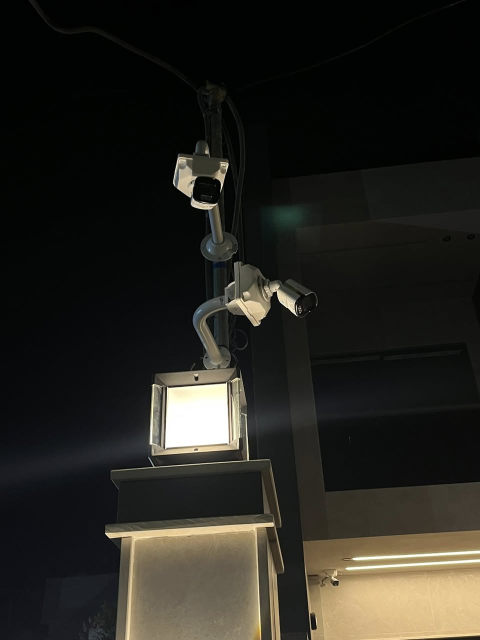 (رحم الله امرأً عمل عملاً صالحًا فأتقنه)المهندس 
لنصب الكامرات داخل محافظة نينوى ***********
