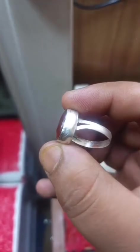 خاتم عقيق يماني اصلي بالذمه صياغه يدويه بيع ومراوسه ***********
