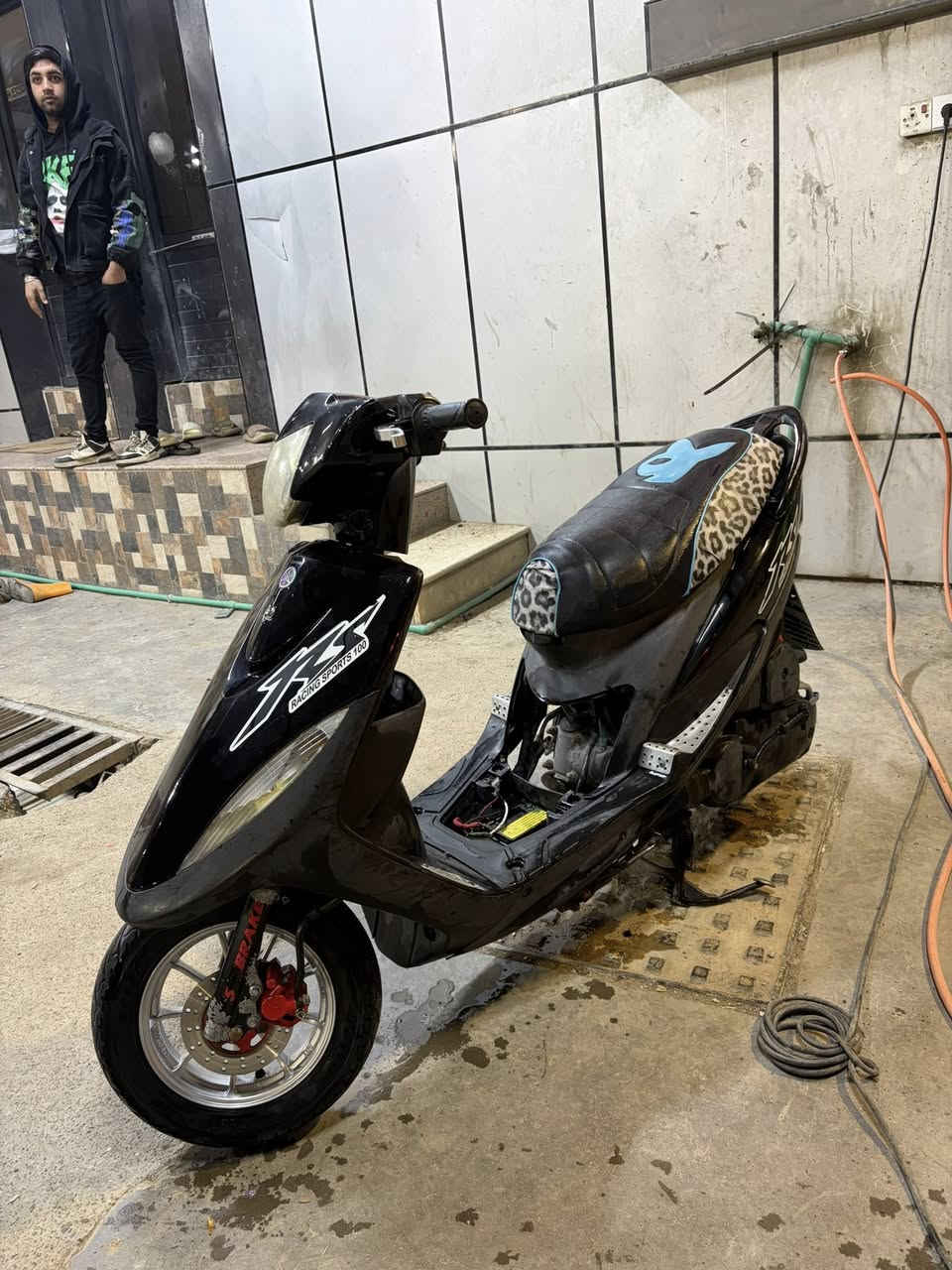 شباب عدله بلكارتون الدراجه مكينه مكفوله  كلشي علبلاد الدراجه نكره بكل وقت خير منالله  بيها وياله رياضي القباقه موجوده اني فالهن للبيع اتصل ودلل *********** سعرها حلو
