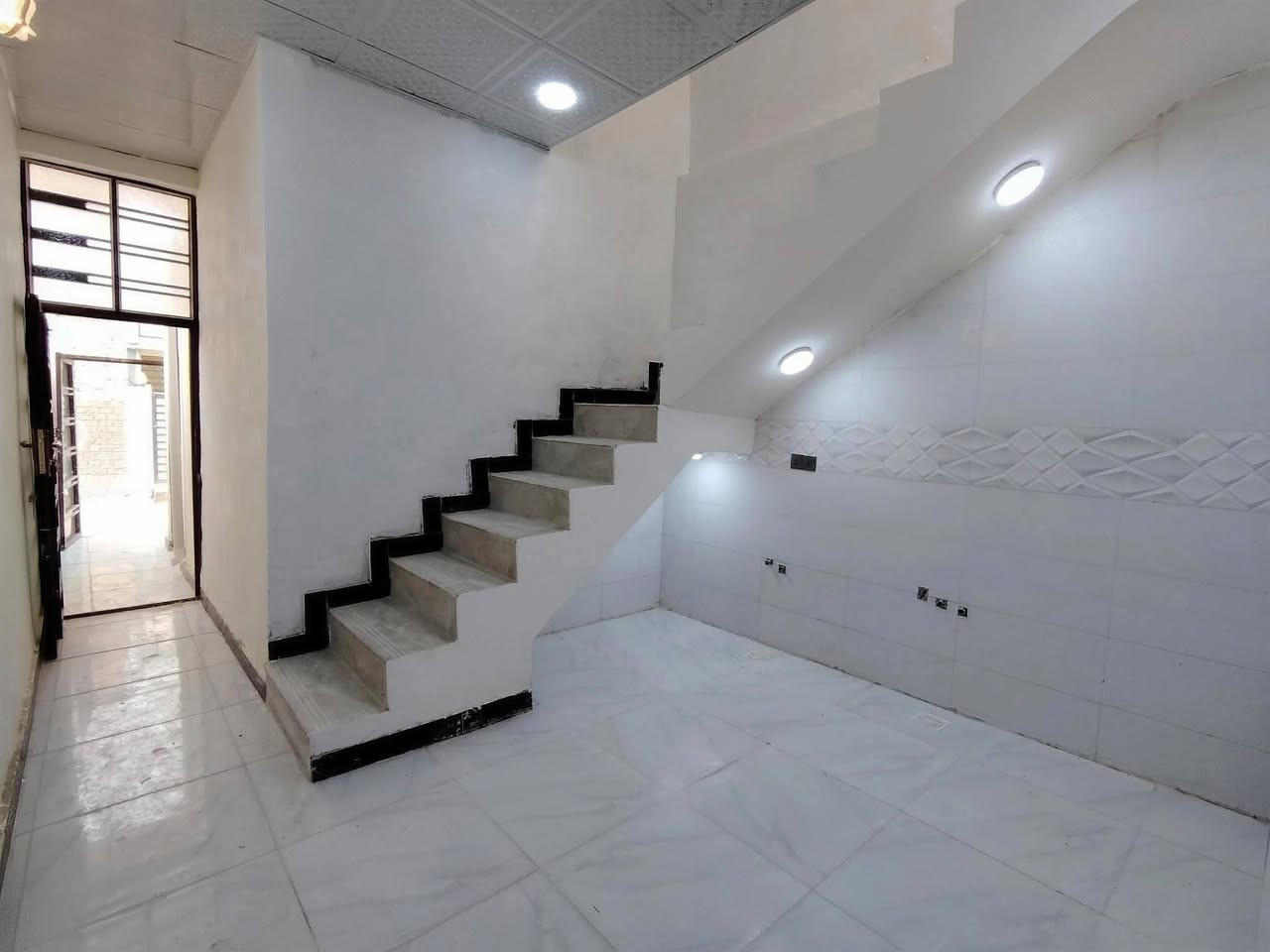 🏡دار لرهن لرهن بمساحه 50 متر 🏡
✅ #طابو_زراعي_سند_25_أقرار_محكمه

سعر الرهن 10ملاين )

الموقع: النجف شارع الصب عمود 327 #ألخط_ألاول

مواصفات البناء:

غرفة/ صالة معزولة/مطبخ معزول/ صحيات خارجية مكشوفة

بناء مرتب (أساس + سقف كونكريت + طابوك)

أرضية بورسلين أبو الـ 60

الخدمات:#بعد_عن_سوق_100م

ماء كهرباء مدارس سوق تبليط مولد

للاستفسار والاتصال:

***********
