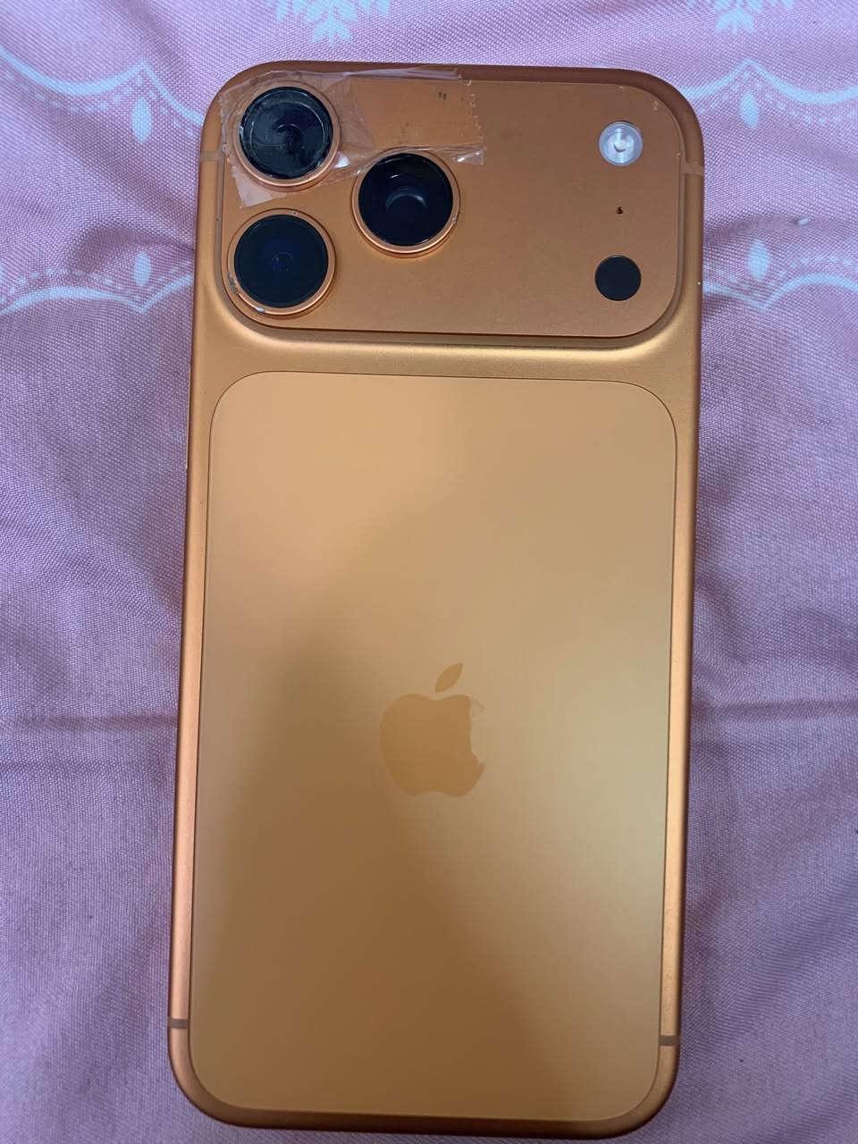 سلام عليكم 
ايفون 17 برو ماكس 
سيم كارت 
ذاكرتة 256
بطارية 100 
عدد دورات 126 
فقط مكسورة عدسة كامرة فوك ممءثرة بشي 
مليون او 950 وبي مجال 
مكاني اعظمية 
***********
