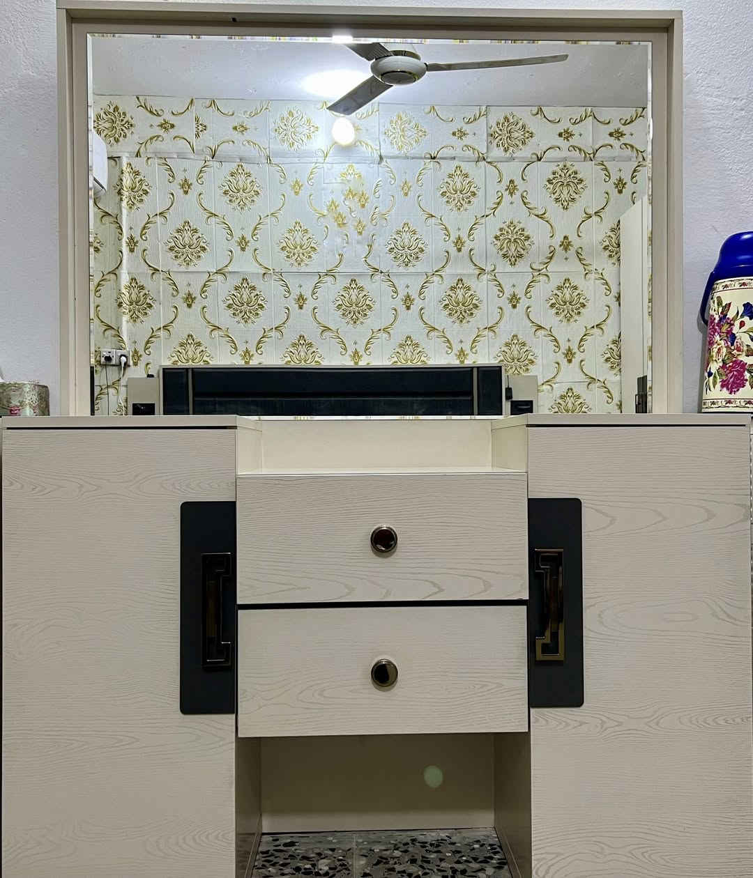 غرفة تركية ١٠ قطع جديدة مستعملة قليل 
السرير مخزن والشازلون مخزن مع اربع منافذ للشحن واضاءة لد في ملحقات السرير واضاءة لد في ميز التواليت


**إذا كنت صاحب هذا الإعلان وتريد حذفه لأي سبب، رجاءا أرسل رسالة إلى الدعم الفني**