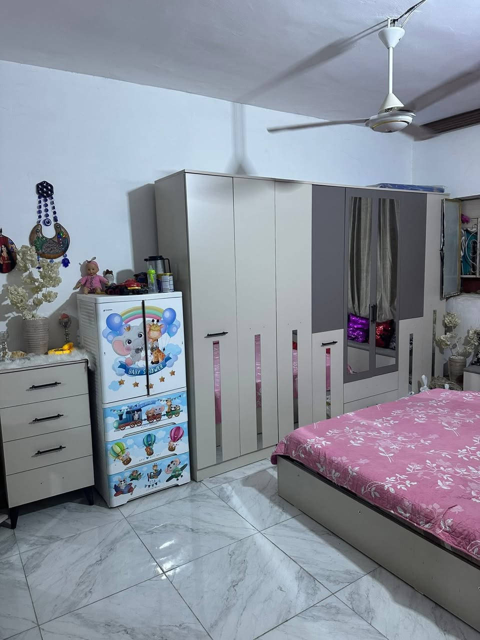 دار للبيع وقف سني كميره عله المشروع قرب مدرسه البذره الصالحه وقاعه المصطفى البيت مساحه تقريبا 190 متر عله فرعين يصلح بيتين منفصلين او بيت واحد الي واجهت عله شارع غني مساحه 84 تقريبا
والي عله شارع ابو ادريس 105 تقريبا مجموع البيت يحتوي عله ثلاث غرف نوم اكبار وهول كبير وكل باب بي طارمه تدخل بيها سياره وحديقه وحمامات عدد 2 مناور عدد 2 مطبخ عدد 2 حولي كبير  عدد2 
السقف صب كونكريت 
ينفصل يصير بيتين كل بيت عله فرع حالين احنه فاتحي بيت واحد السعر عله الخاص او الاتصال بالرقم *********** 
ملاحضه تستلم البيت مصفر وقف
