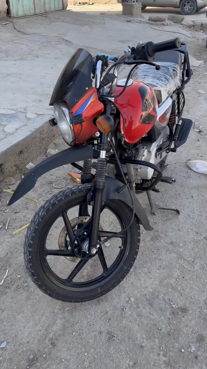 السلام عليكم اخوان بوكسر للبيع موديل 22 مستخدمه استخدام شخصي الدراجه نضيفه كلش مكفوله كفاله عامه مرقمه بإسمي رقم قادسيه الدراجه ما مبدل بيهه اي شي ما عدا التاير  الخلفي والتأير الأمامي مال الشركه يعني ما تعبانه الدراجه والباتري مال الشركه من 2022. ونكره سلف يعني الدراجه على وضع الشركه جديده كلش تجي تفحص يم اي مصلح يعجبك  السعر مليونين وبيهه مجال بسيط ***********
ملاحظه الدراجه مطلعهه من الوكيل بأيدي يعني من الوكيل الي مباشره
