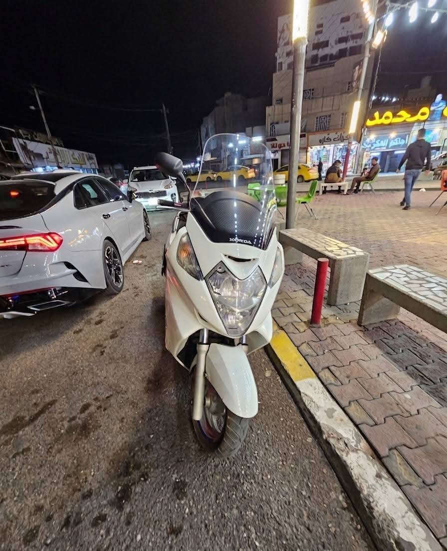 سلفر ونج 600cc كرستال 
ماشية 42 الف 
 سرعة 200 
مكينة بلاد
شلعة ومعدل وبطناش شرط 180
دراجة حلوة وجاهزة للشارع كهربائيات زنون وكالة 
سعرها 1350 الف وبيها مجال بسيط 
*********** 
مكاني بغداد الجديدة
