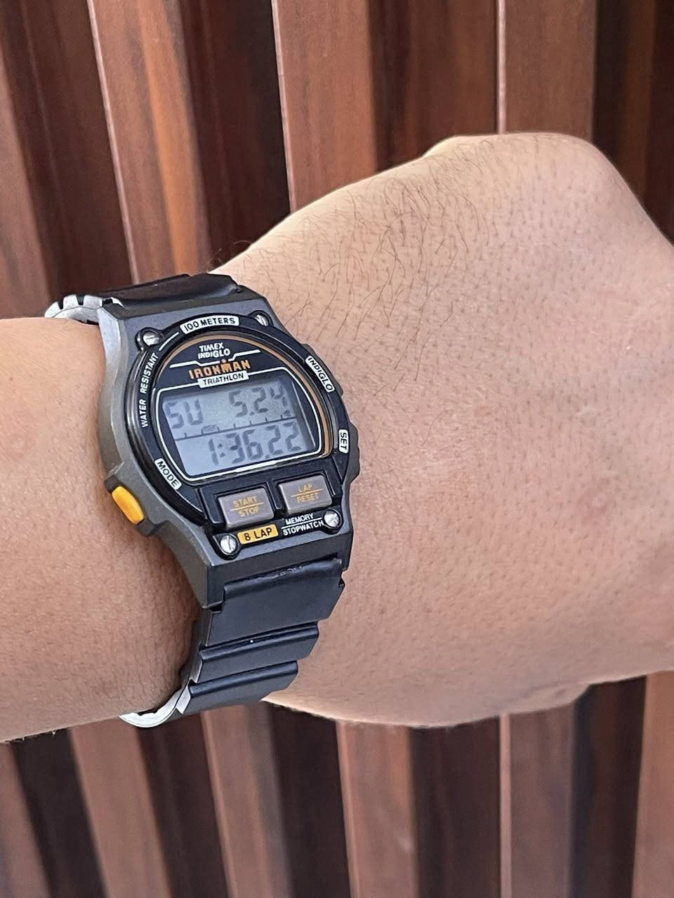 سلام عليكم ساعة ماركة العريقة TIMEX رقمية صنع أمريكي
تحتوي على عديد من مواصفات 

مثل وقت تاريخ يومي سبوعي شهري 

توقيت اكثر من دوله خمس منبهات شاشة لد جرس قوي 

معدن من الرتنج بل كامل سير ربر 

ضد ماء مفيده جدا النشطة اليومية 

عنواني بغداد الدورة يوجد توصيل بغداد ولكل العراق ***********
