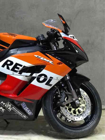 🔴(اللهم صلي على محمد وال محمد)🔴
اخوان للبيع دراجه هونداCBR1000RRريبسول موديل2004اصل 

رجائاً لحد يراسلني ويكلي شبيها مابيها كاتبلك كلشي قبل متراسل اقره وراسلني وتامر امر

🟢الدراجه وارد امريكا و داخله بصوره اصوليه للعراق  مو تهريب مثل اغلب الدراجات ومدفوع كمركها هم يعني معاملتها كامله تروح شوكت ميعجبك للمرور ترقم بنفس اليوم تستلم رقم وسنويه 

🔴الدراجه مثل ما موضحه بل صور كامله مكمله من كلشي مابيها اي نقص فقط اشاير والتاير الخلفي شويه ممسوح فقط 

🟢الدراجه شغاله نكره سلف بكل وقت مكينه ناعمه كير يخبل الدراجه هاون متمشي عدل بس تفحط خير من الله كفرها مثل ما واضح بل صوره شخط مابي كهربائيات شغاله بيها يده وعمبار برمبو اصليات دبات دهن بريك ودهن كلج برمبو اصليات اكزوز اكرابوفك بك لايت مضلل ابو الاشاير  كلشي بيها كامل مكمل اي نقص ماكو 

🔴 ملاحضه مهمه الدراجه من تفتح قبغ الراديتر تريد تنفسها تطلع فقاعات بسيطه كلش صغار وعندي فيديو لهاي السالفه اليريد يراسلني ادزله الفيديو هاي المشكله سألت بيها اكثر من فيتر كلمن يحجي بكيفه واحد كال الراديتر بي زرف من الصفحه اليسره وملحوم بعصارتين خبط ولهذه السبب جاي تطلع الفقاعات لان مملحوم زين وناس كالو قفيص مال جوين راخي وحته ناس كالو الدراجه خابطه منوره البراد مال دهن كلمن يحجي بكيفه المهم هاي السالفه صارله فتره طويله وكلشي ما ماثره عل دراجه لا من ناحيه حماوه ولا من ناحيه تشغيل ولا صوت ولا اي شي الدراجه تفحصها وتصعدها تسوقها بلاديه عبالك توها طالعه من المصنع ونكره بكل وقت 
 
تجي تشوف بعينك وتجيب وياك فيتر وتفحص وتقتنع واشوفك خيرها يله تاخذها 
الدراجه تجي تاخذها من البيت اكاتبك واكفلكياها سرقه واصوليات وعشاير 

ملاحضه ضمان ما انطي لان ملجوم من هاي السالفه تجي تفحصها الف مره يله تاخذها بس وره متاخذها مو جم يوم وتكلي اريد ارجعها لان صارت وياي بغير دراجه وتوبت بعد

🟢الدراجه سعرها 22 ورقه وماكو هيج سعر بل سوك لوما عندي ضرف مابيعها والصور ضالمتها للدراجه هيه بل حقيقه بعد احله 
للتواصل خاص او رقمي *********** رصيد وبي واتساب
مكاني بغداد كريعات
واسف على الاطاله. بغداد
