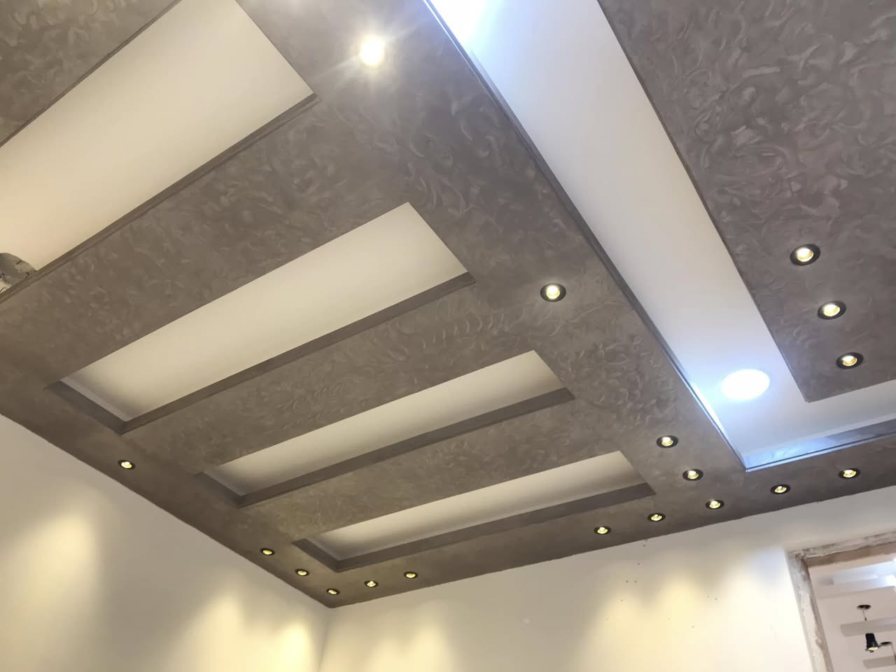 السلام عليكم 
من رخصة الادمن 
صبغ اردني المتر الفين ونص الواجهه 
للاستفسار ***********
