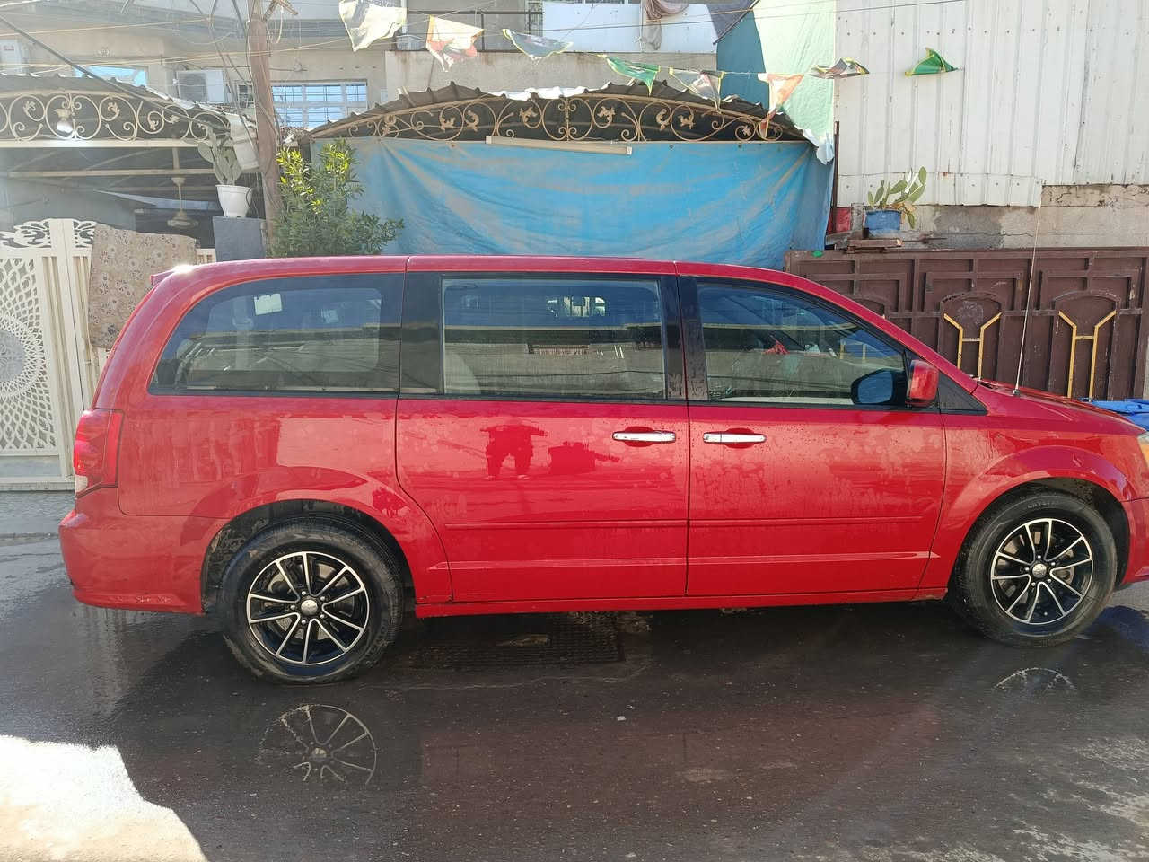 دوج كرفان2015 
بسمي تحويل مباشر
ثلاث قطع تبريد
كشنات مخمل ومغلفه جلد
تحكمات شاشه كامره 
بيبان ميكانيك
جام 6كرباء
السياره جاهزه من كلشي 
السعر145
حادثها سرقه وطاك يرباك جهت الصدر مثل ما موضح بل سونار
***********
