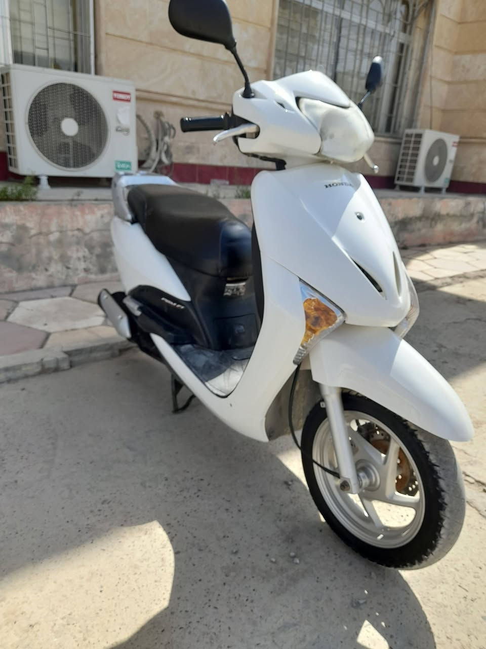 السلام عليكم
ليدي للبيع السعر ٨٥٠ وبي مجال بسيط ***********
