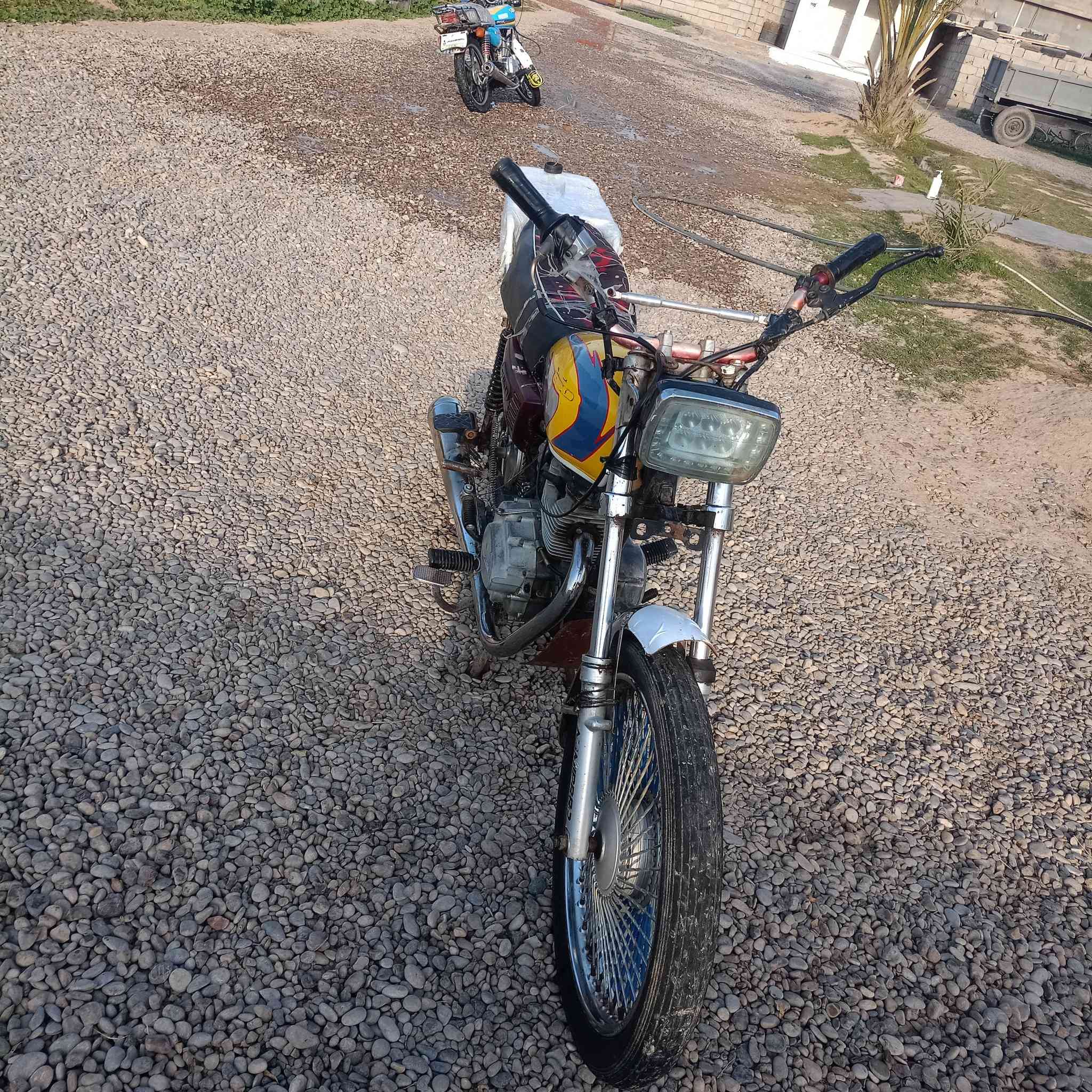 السلام عليكم دراجه للبيع موديل 17 مكفولة محرك 150 دراجه ما بيها اي عيب   
السعر 200 وبيها مجال رقم الهاتف***********
