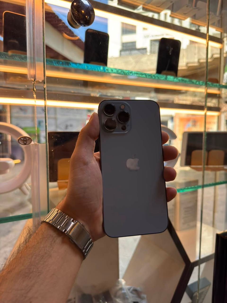 🔥 سعر لقطة وميتفوت! 🔥
للبيع جهاز iPhone 13 Pro Max بمواصفات ممتازة وحالة تخبل:
 الذاكرة: 256 جيجابايت.
 الشريحة: تك (Single SIM).
 حالة الجهاز: الجهاز بلادي بالكامل، ما ملعوب بي ولا مبدل بي أي قطعة نهائياً باستثناء البطارية.
 البطارية: مبدلة أصلية، أداء ممتاز وشحن يمشيك براحتك.
💰 السعر: 625 فقط! (سعر لقطة حرفياً).
📍 العنوان: الموصل - حي الزهور، داخل قيصرية السرحان، دورة سيدتي الجميلة.
📱 سنتر دانيال
📞 للاستفسار والاتصال: ***********
