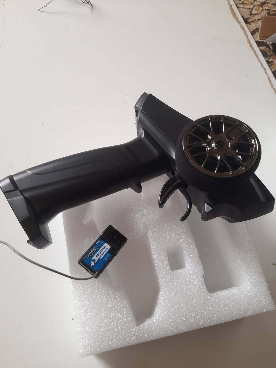 هذا المنتج هو جهاز تحكم عن بعد للسيارات والقوارب التي تعمل بالتحكم عن بعد من طراز Turbo Racing 91803G-VT.
نوع الجهاز: جهاز إرسال واستقبال يعمل بتردد 2.4 جيجاهرتز.
عدد القنوات: 3 قنوات للتحكم.
المميزات: يتميز بتصميم مقبض مسدس مريح وعجلة توجيه دقيقة للتحكم.
المدى: يوفر نطاق تحكم يصل إلى حوالي 100 متر.


**إذا كنت صاحب هذا الإعلان وتريد حذفه لأي سبب، رجاءا أرسل رسالة إلى الدعم الفني**