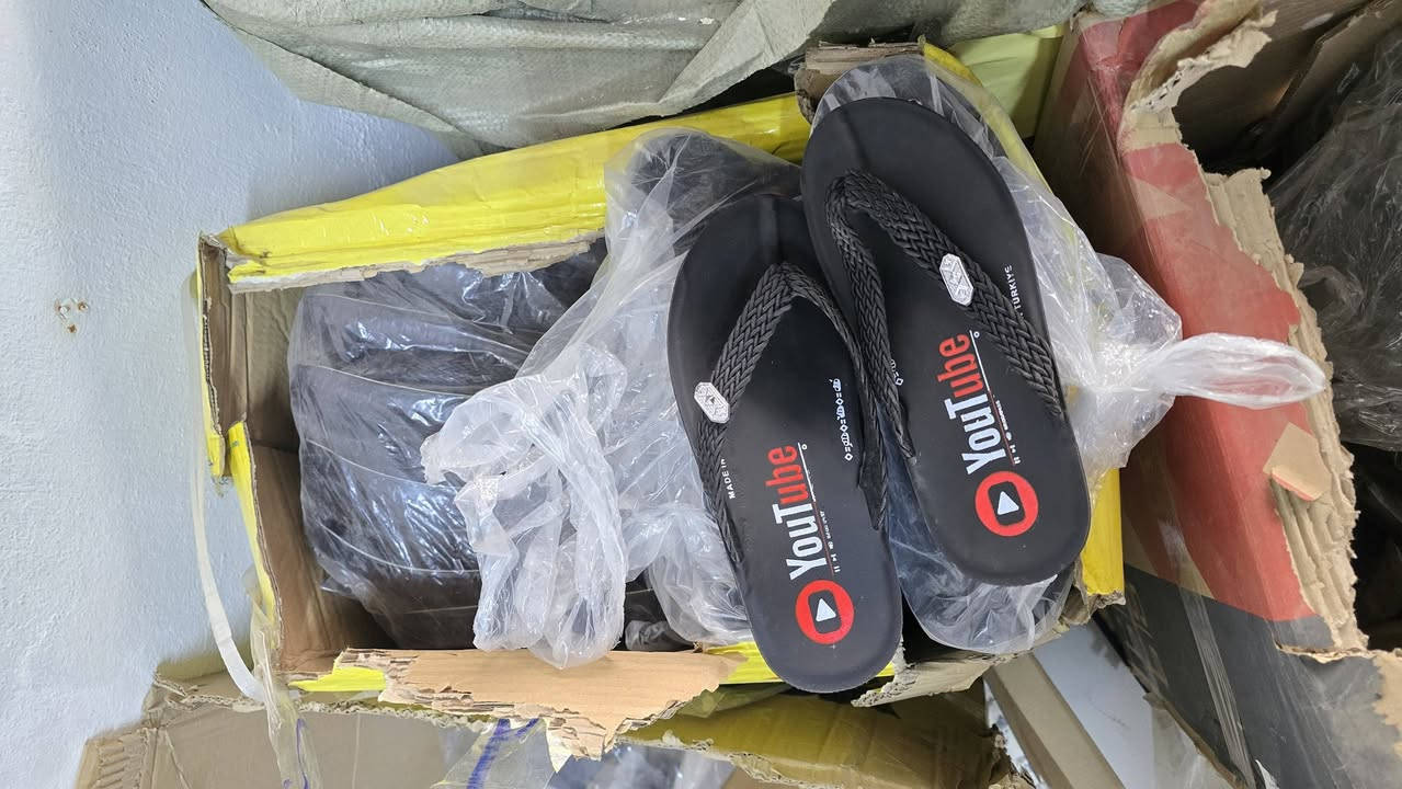 سلام عليكم عندي احدياء شحاطة لبيع جمله تعزيله المحل بسعر ارخص من الجمله تاخدهم جمله انت تسعر تاخد تواصل خاص او اتصل ***********
***********
