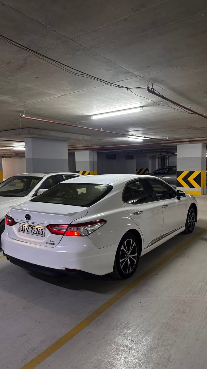 Toyota Camry Hybrid 2023
:للبيع  ماشية 20 الف فقط 
وبأسمي رقم بغداد وكالة عبد الطيف 

* المحرك: بنزين 2.5 لتر 4 سلندر + موتور كهربائي (Hybrid)
* القوة الكلية: حوالي 208 حصان
* الجير: CVT أوتوماتيك (ناعم جدًا بالقيادة)
* الدفع: أمامي FWD
* صرفية البنزين: ممتازة جدًا، تقريبًا 22–24 كم/لتر (حسب السواقة)  

الخارجية (فول):

* جنوط 18–19 إنج
* ليتات LED أمامية وخلفية
* فتحة سقف / بانوراما (حسب السوق)
* مرايا كهربائية مع طي
* حساسات أمامية وخلفية
* كاميرا خلفية 360 أحيانًا (حسب الوكالة)

الداخلية:

* شاشة وسطية 9 إنج تقريبًا
* شاشة عدادات رقمية / HUD
* شاحن لاسلكي
* تشغيل بصمة (Smart Key)
* ستارت زر

الراحة والسلامة:

* مثبت سرعة راداري (Adaptive Cruise)
* نظام المحافظة على المسار
* Blind Spot Monitoring (نقطة عمياء)
* فرامل طوارئ أوتوماتيك
* 7–10 إيرباغ
* ABS + Traction Control


**إذا كنت صاحب هذا الإعلان وتريد حذفه لأي سبب، رجاءا أرسل رسالة إلى الدعم الفني**