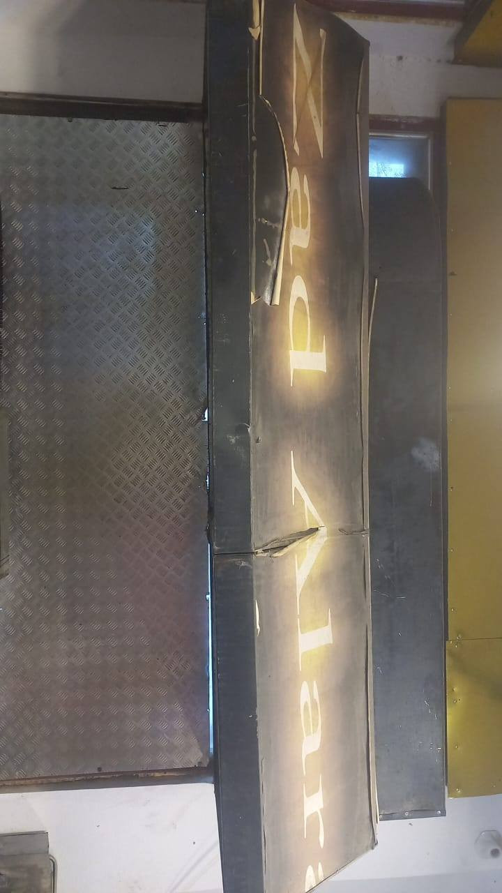 ساحبه للبيع 
مترتين ونص تنقسم ثنين 
حط سعر ومانختلف
***********
