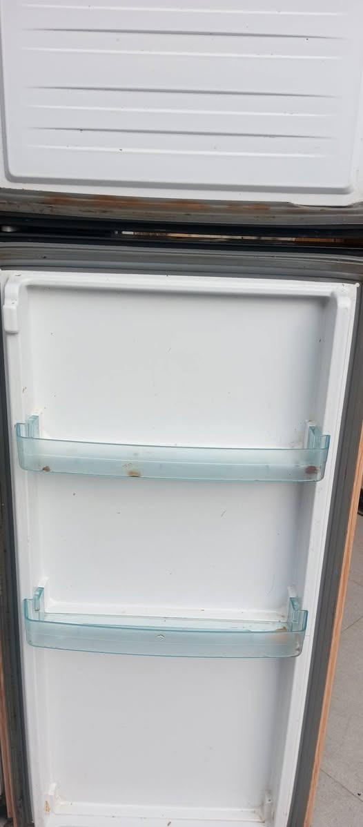 ثلاجه حجم وصط 12قدم نضيفه كلش شرط الشغل والتجميد السعر 125الحيانيه شارع السيد على  ***********متواجد فيس وات ساب
